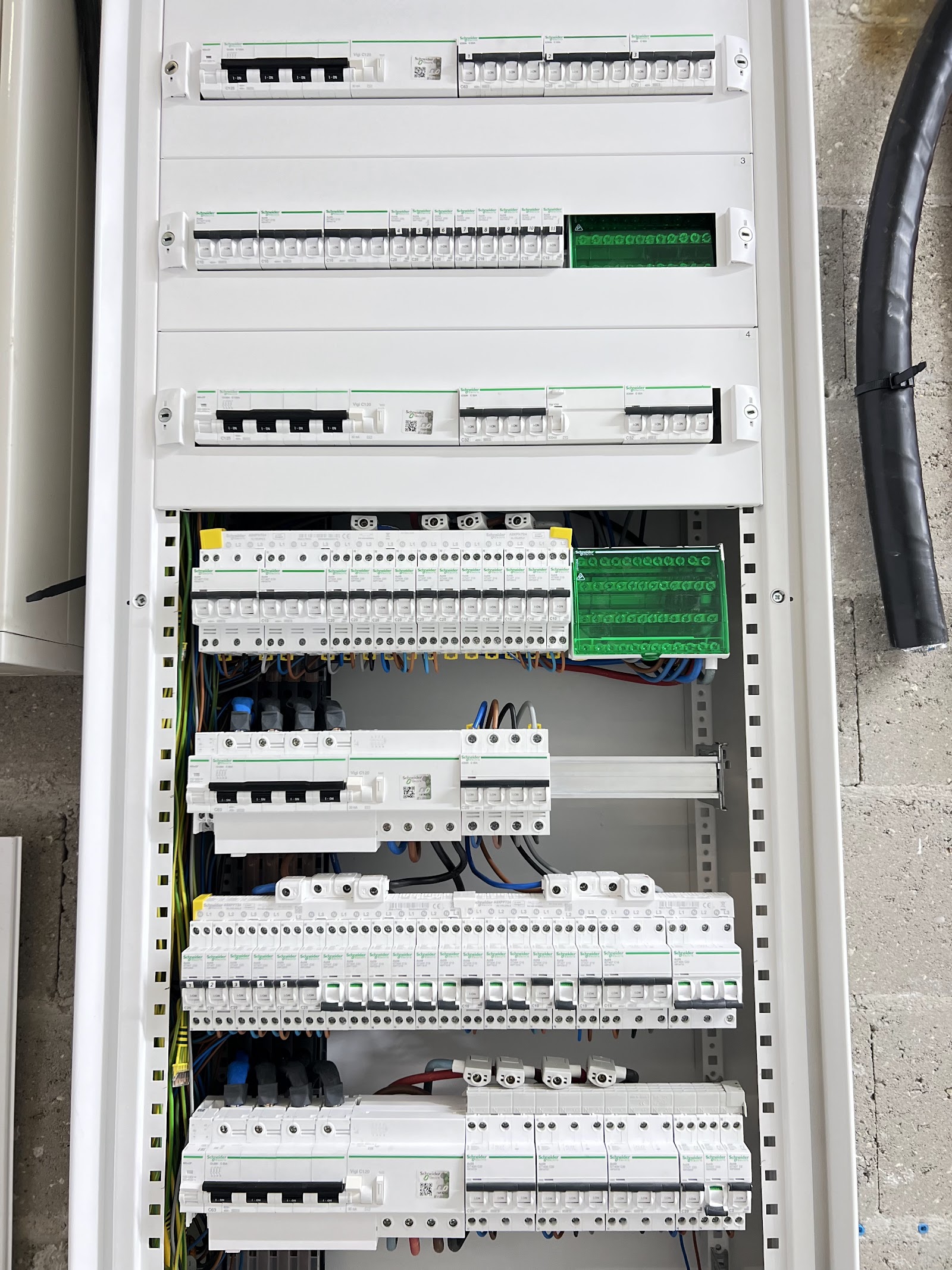 Tableau électrique câblé avec soin, installation réalisée par Mr. l'électricien