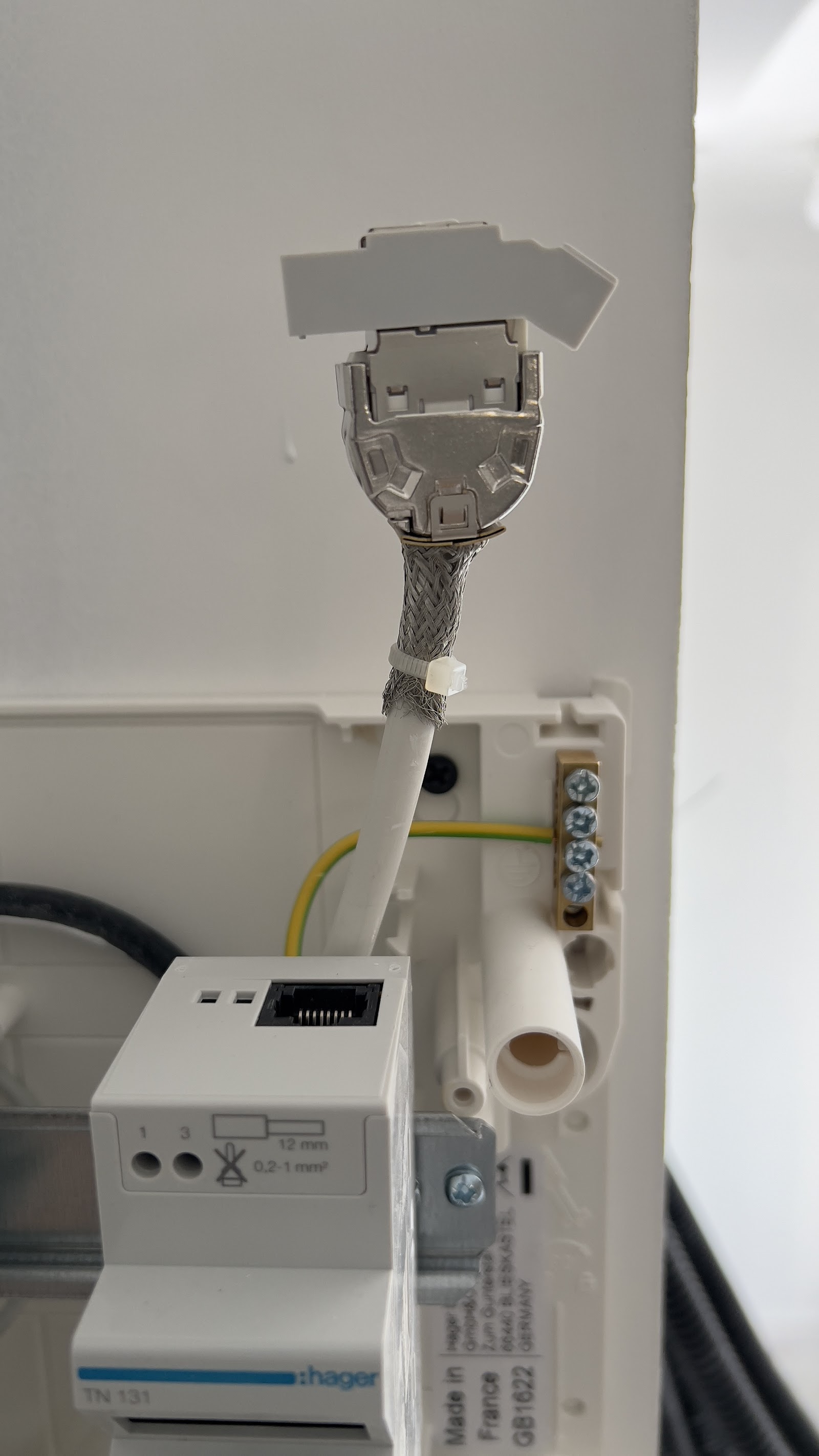 Raccordement soigné d'une prise réseau RJ45 blindée