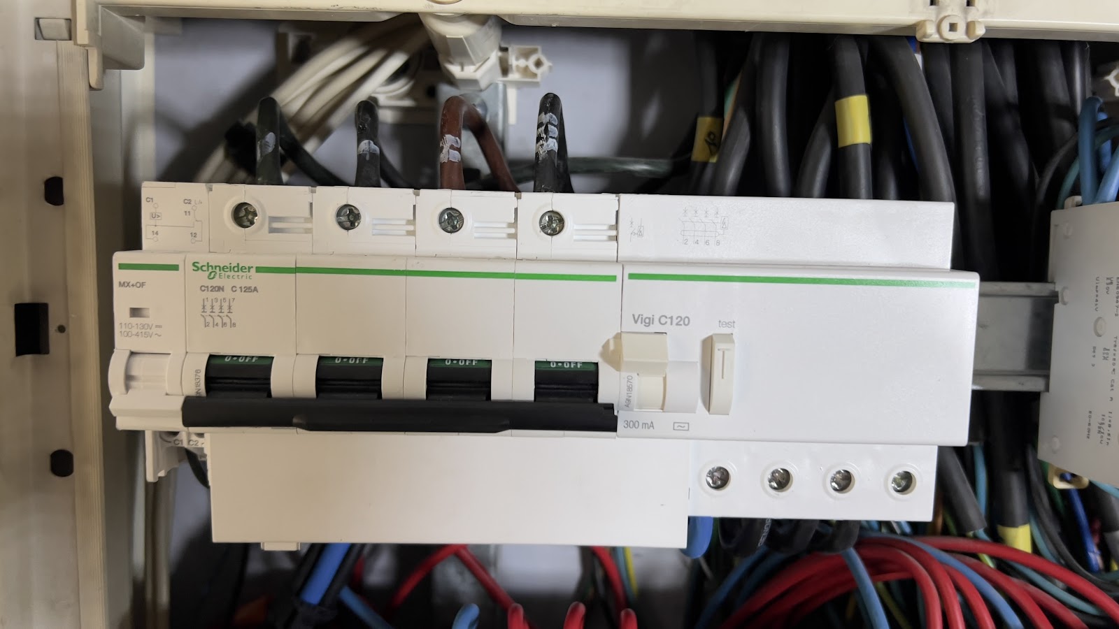Pose d'un disjoncteur différentiel Schneider dans le tableau électrique