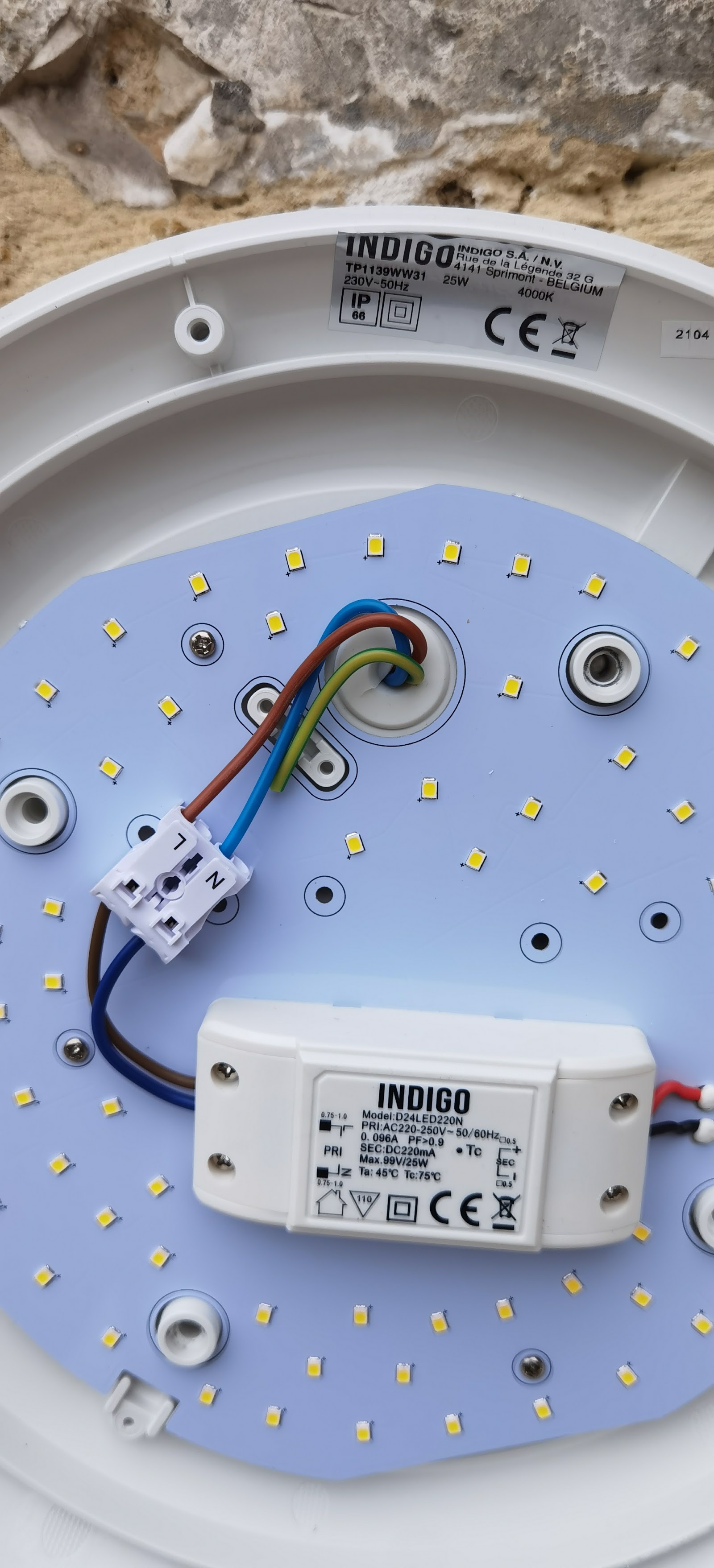 Raccordement d'un spot LED, fils repérés et protégés